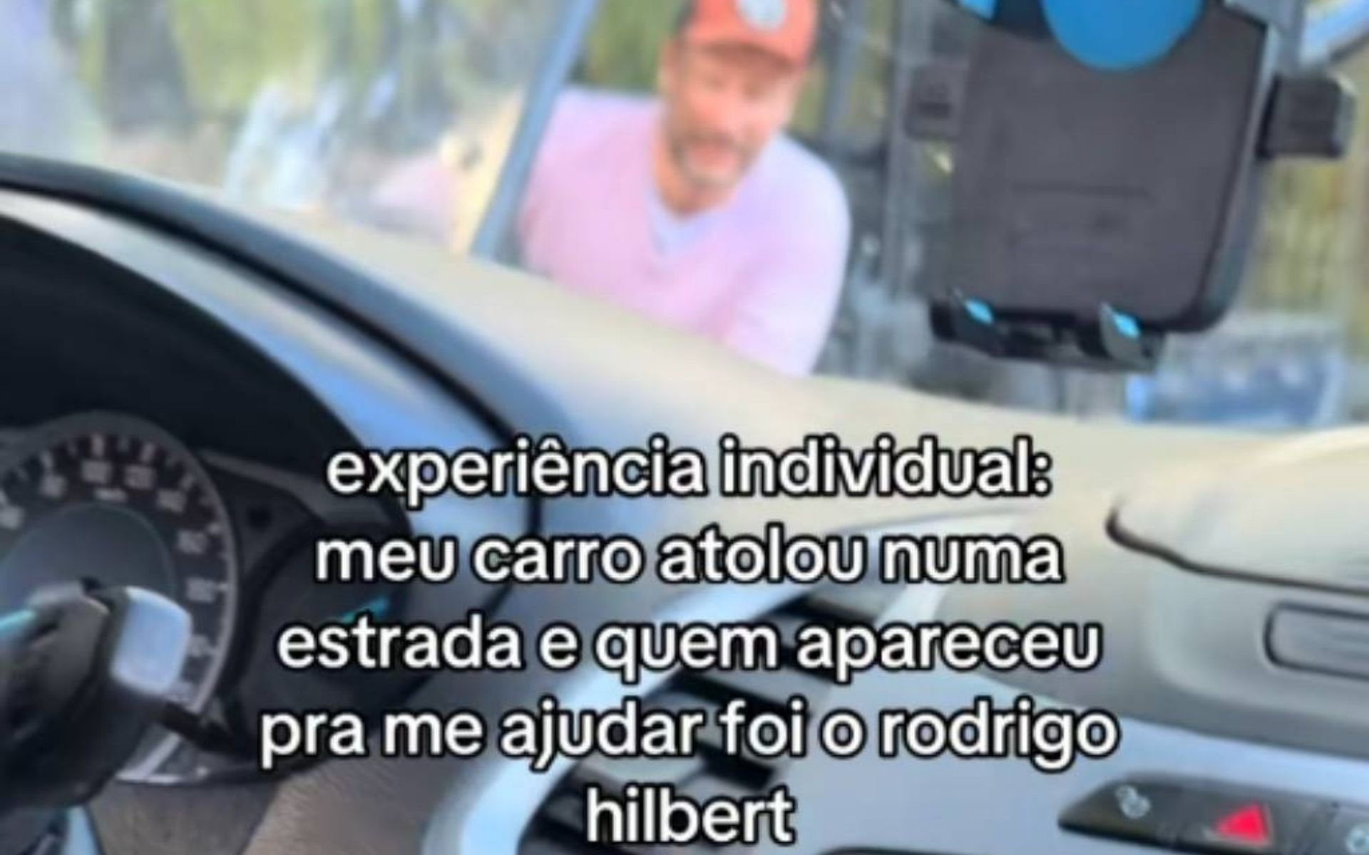 Rodrigo Hilbert ajuda a desatolar carro de mulher e vídeo viraliza: “Ainda confundi o nome dele com o Tiago Leifert”