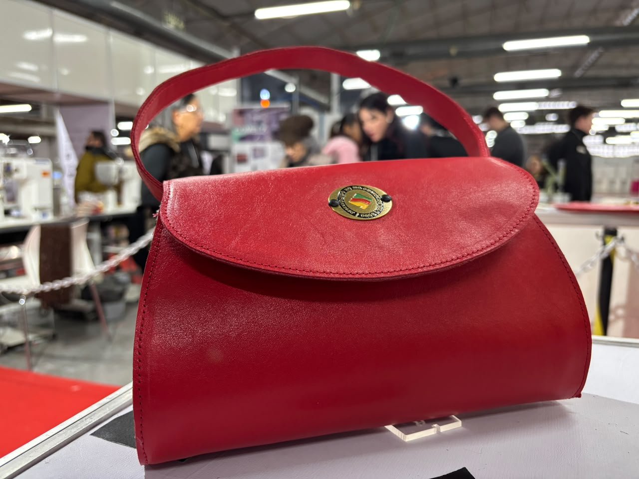 V&Iacute;DEO: Voc&ecirc; sabe como &eacute; produzida uma bolsa de couro? Confira a f&aacute;brica que faz parte do SICC