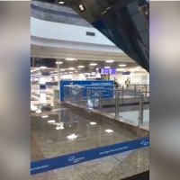 Parte do teto do Aeroporto Salgado Filho desaba e causa transtornos; entenda a situação