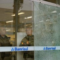 Marca de tiro aparece em vidraça de agência do Banrisul e Polícia inicia investigação após denúncia de funcionários