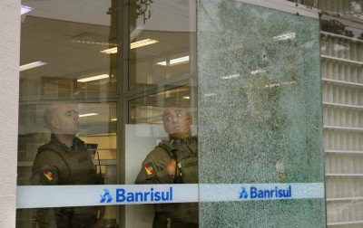 Marca de tiro aparece em vidraça de agência do Banrisul e Polícia inicia investigação após denúncia de funcionários