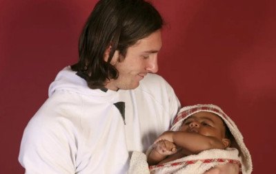 Foto de Messi "batizando" bebê prevê futuro: 18 anos depois, ele estreia na Copa do Mundo