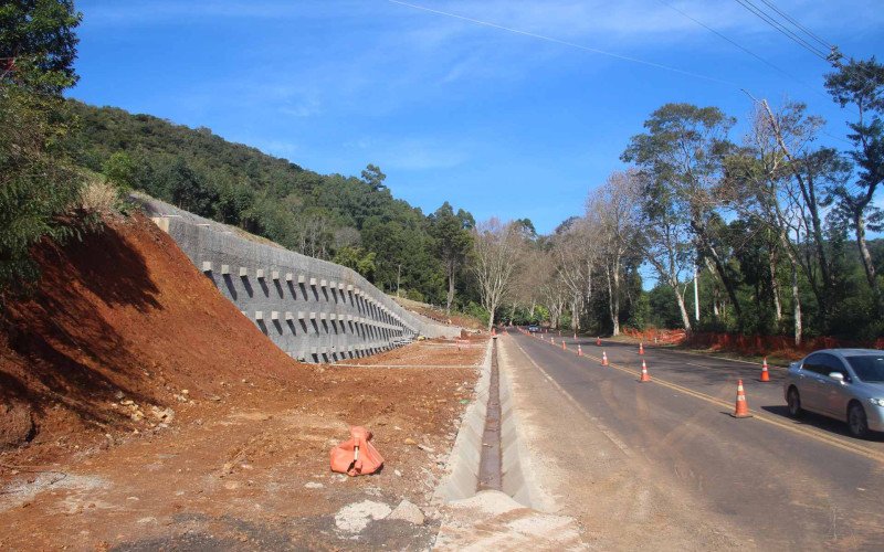 Trecho receberá mais obras de contenção 
para evitar deslizamentos sobre a rodovia federal
