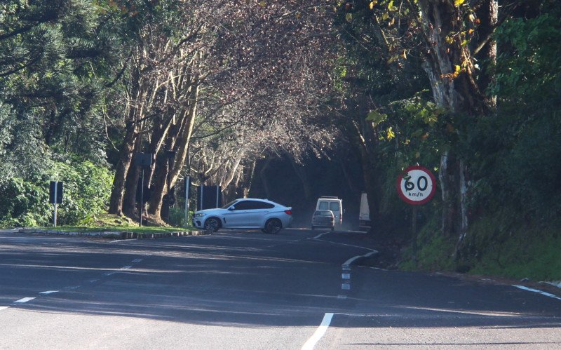 Motorista realiza manobra imprudente no meio da BR-116 | abc+