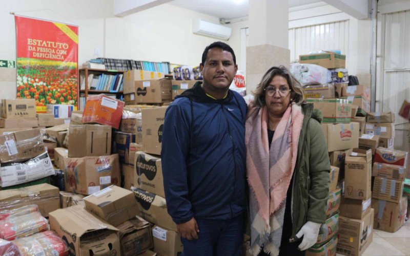 Gabriel e Maira organizam as doações no bairro Mathias Velho | abc+
