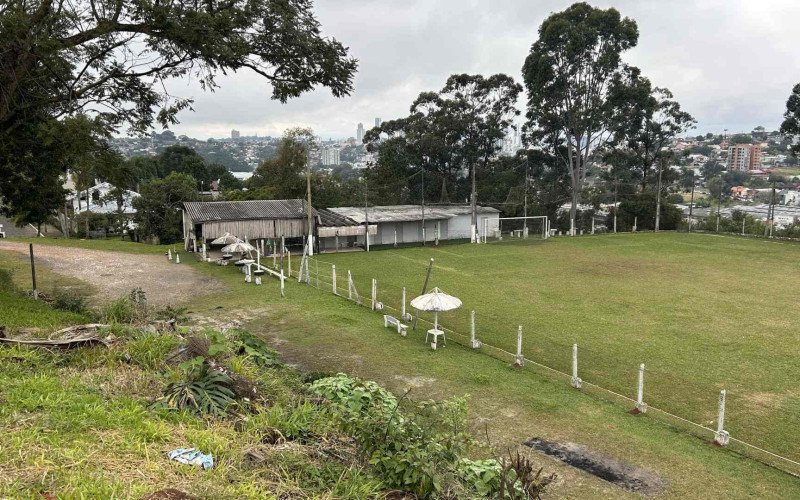 Escolinha de futebol do Instituto Campeão, criado por Marcelinho Stoffel, acontece no campo do Santos, no bairro Rincão dos Ilhéus