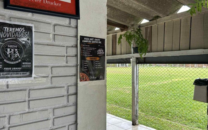 Escolinha de futebol do Instituto Campeão, criado por Marcelinho Stoffel, acontece no campo do Santos, no bairro Rincão dos Ilhéus
