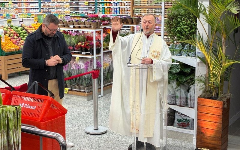 Rissul inaugura nova loja em Esteio: padre Loivo Aloísio Kochhann e pastor Cleo Harison Bloch deram bênção aos presentes e à unidade