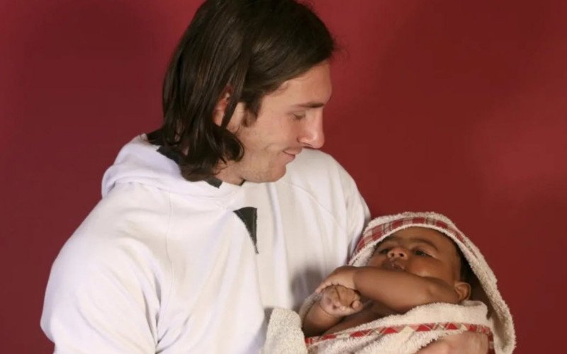 Foto de Messi "batizando" bebê prevê futuro: 18 anos depois, ele estreia na Copa do Mundo
