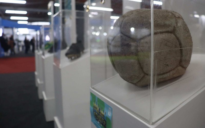 Exposição Pegadas Imortais homenageia craques da Copa do Mundo de futebol e de esportes como o tênis e o automobilismo