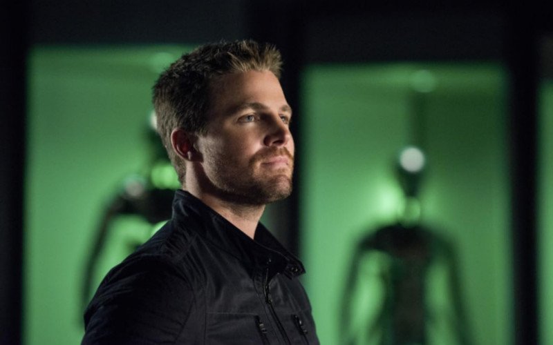 Stephen Amell na série Arrow (2012-2020), onde interpretou o Arqueiro | abc+