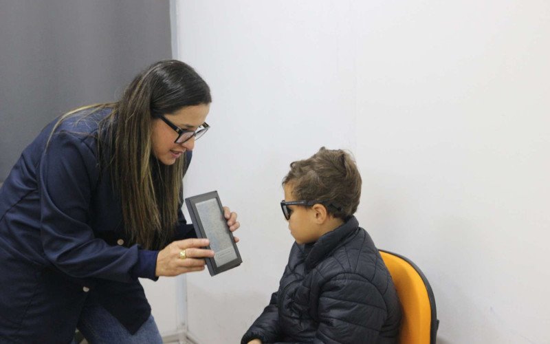 A optometrista Tiane Vasques aplicou diferentes testes que podem revelar problemas de visão | abc+