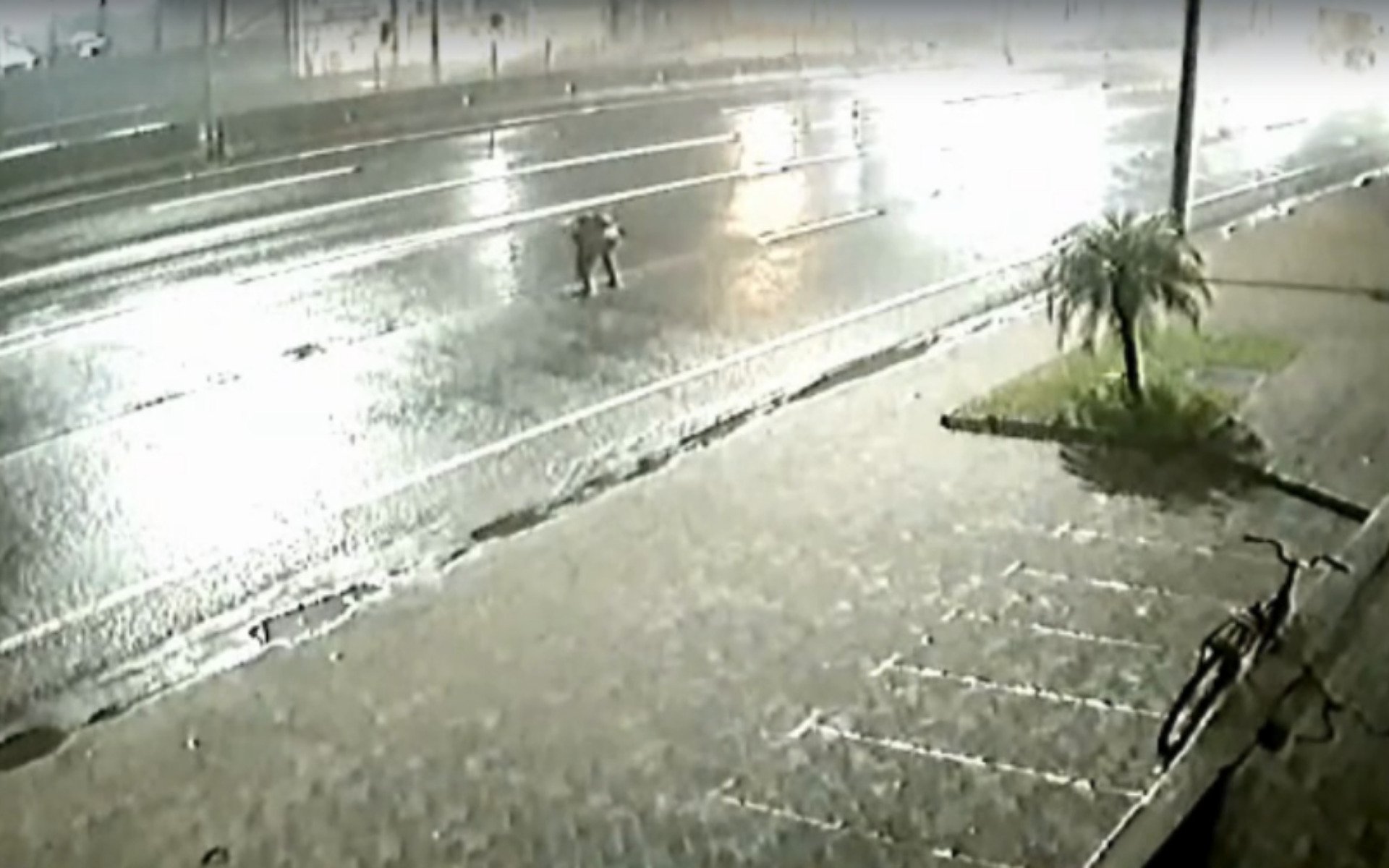 Homem foi flagrado arrancando os tachões na madrugada desta quinta-feira