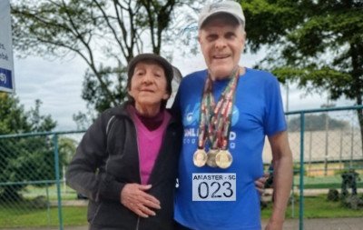 Atleta de 75 anos conquista três medalhas de ouro em festival de atletismo máster