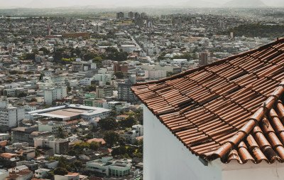 Morar em casa por 5 anos dá direito a virar dono? O que diz a lei sobre usucapião