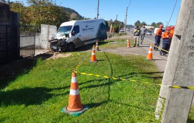 RS-122: Van colide em caminhão-tanque e provoca rompimento de fios de energia