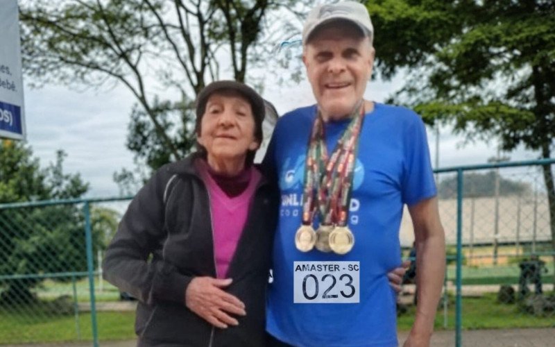 Antônio exibe as três medalhas de ouro ao lado da esposa, Eva. | abc+