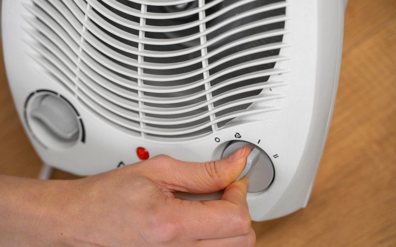 Especialistas orientam sobre distância segura, tomada adequada e cuidados com instalações antigas no inverno | abc+
