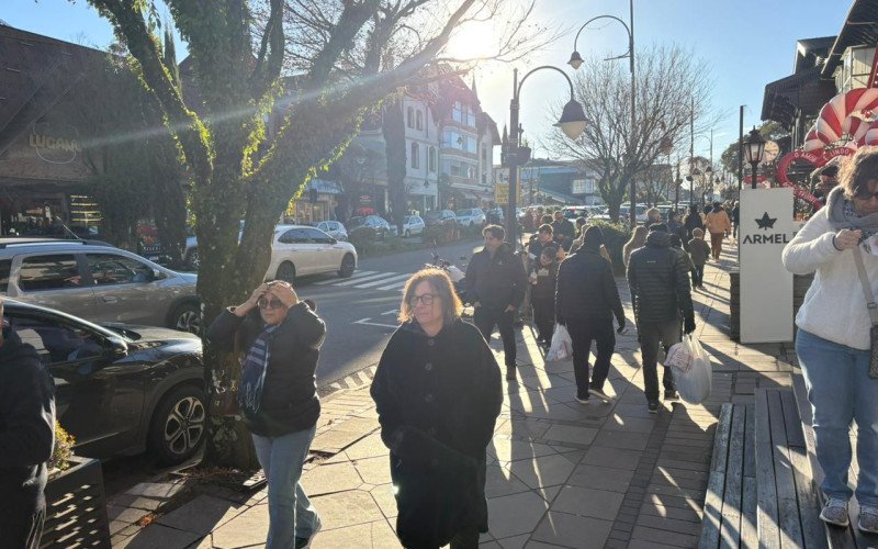 Alta temporada e frio atraem visitantes em peso para Gramado