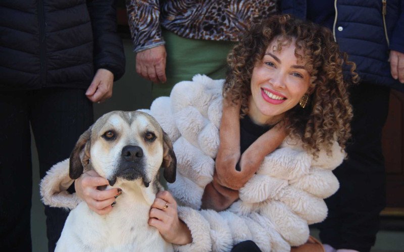Após anos na rua, Grandão ganha uma família e um lar para chamar de seu