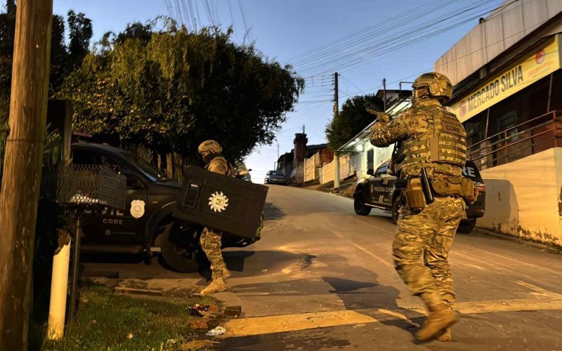 Operação na manhã desta sexta-feira (3) mirou alvos da facção dos Manos em Sapucaia do Sul | abc+