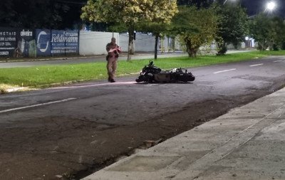 Motociclista morre após acidente; moto parou cerca de 30 metros do corpo, em São Leopoldo