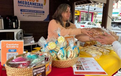 Casinhas enxaimel já estão abertas oferecendo gastronomia e artesanato na Rua Independência