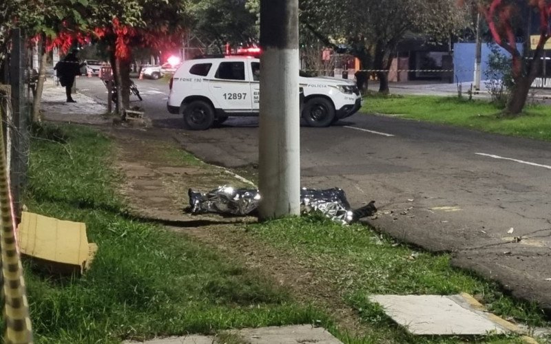 Motociclista morre após acidente; moto parou cerca de 30 metros do corpo, em São Leopoldo
