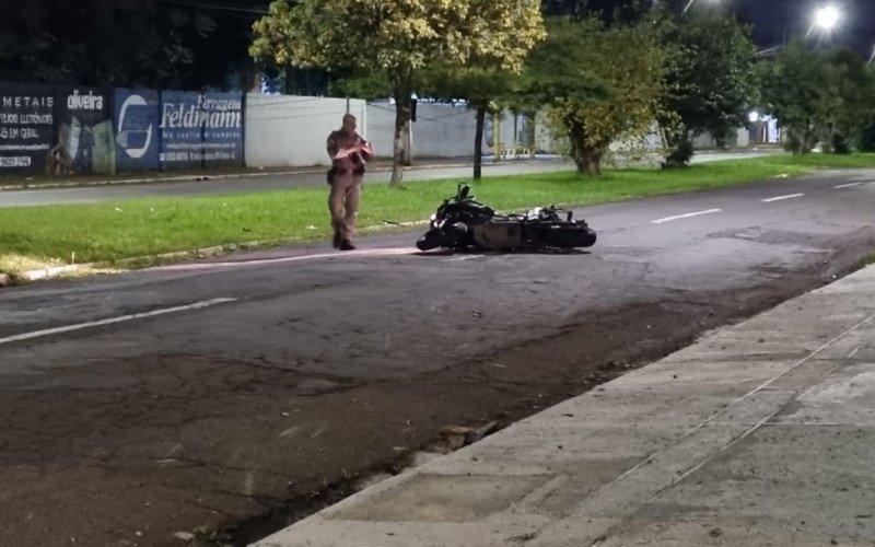 Motociclista morre após acidente; moto parou cerca de 30 metros do corpo, em São Leopoldo