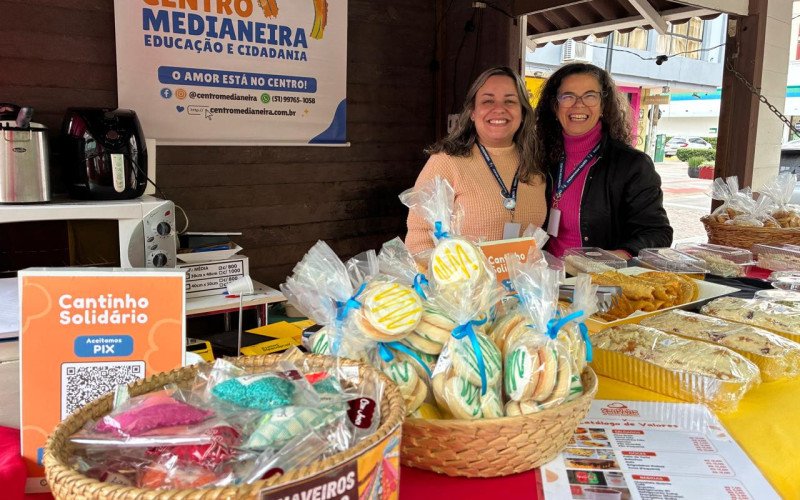 Casinhas enxaimel já estão abertas na Rua Independência - Fernanda e Andréa na casinha do Centro Medianeira
