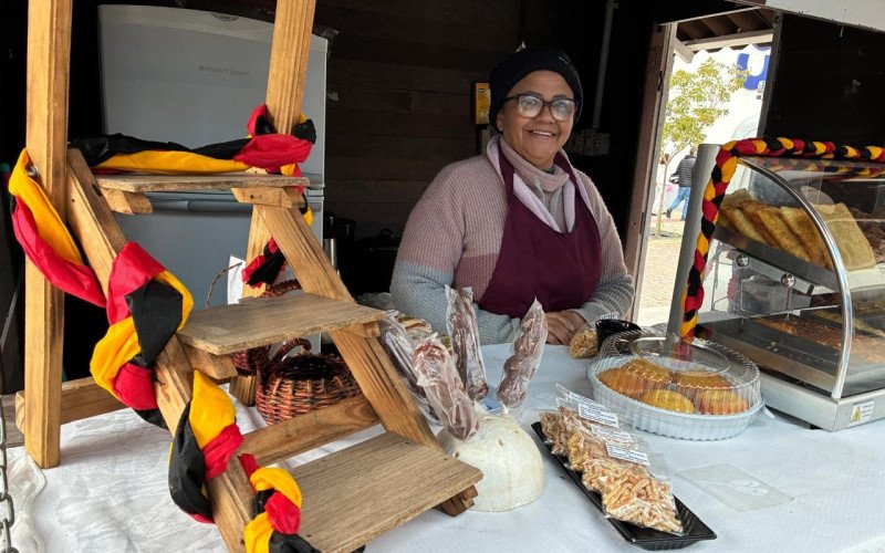 Casinhas enxaimel já estão abertas na Rua Independência - Dalva participa do grupo Tulipas, da Economia Solidária