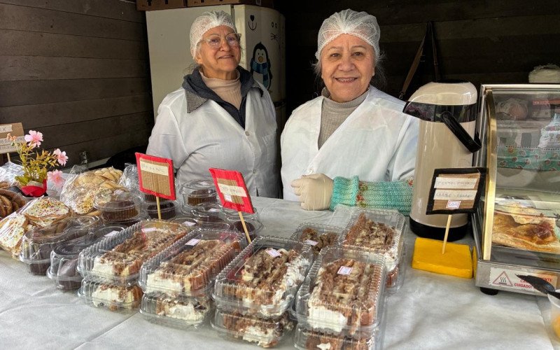 Casinhas enxaimel já estão abertas na Rua Independência - irmãs Ana e Loanda estão pela primeira vez nas casinhas