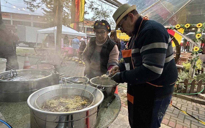 O casal Paulo Doering e Vanessa Santos produzem os bolinhos de batata e vendem no Festival do Bolinho de Batata | abc+