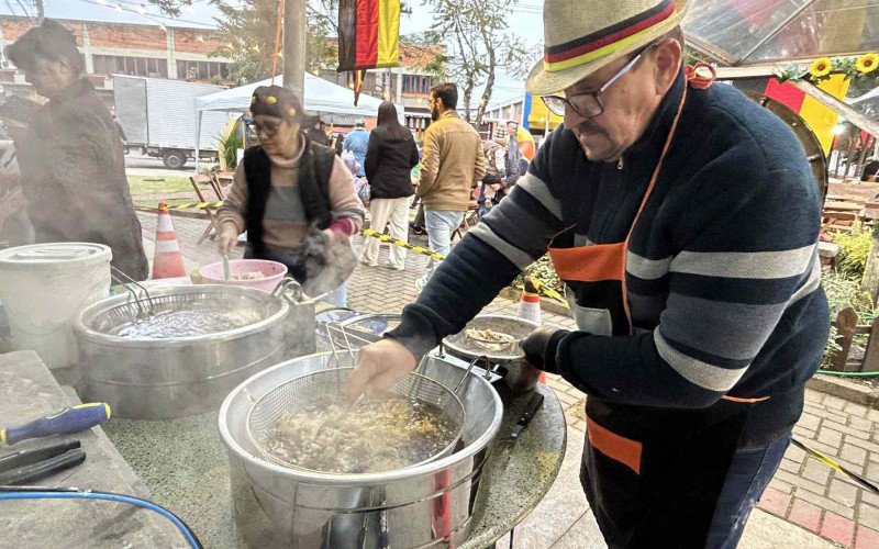 O casal Paulo Doering e Vanessa Santos produzem os bolinhos de batata e vendem no Festival do Bolinho de Batata
