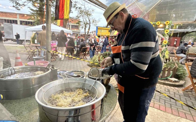 O casal Paulo Doering e Vanessa Santos produzem os bolinhos de batata e vendem no Festival do Bolinho de Batata