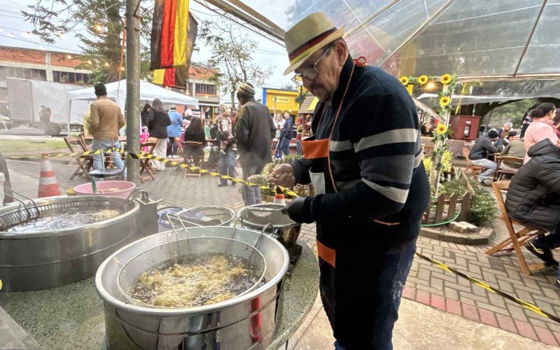 O casal Paulo Doering e Vanessa Santos produzem os bolinhos de batata e vendem no Festival do Bolinho de Batata