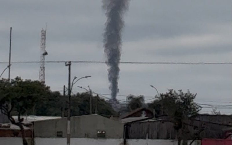 Grande coluna de fumaça assusta moradores durante incêndio em Sapucaia do Sul