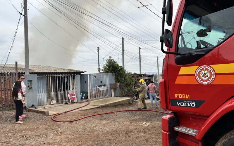 Grande coluna de fumaça assusta moradores durante incêndio em Sapucaia do Sul