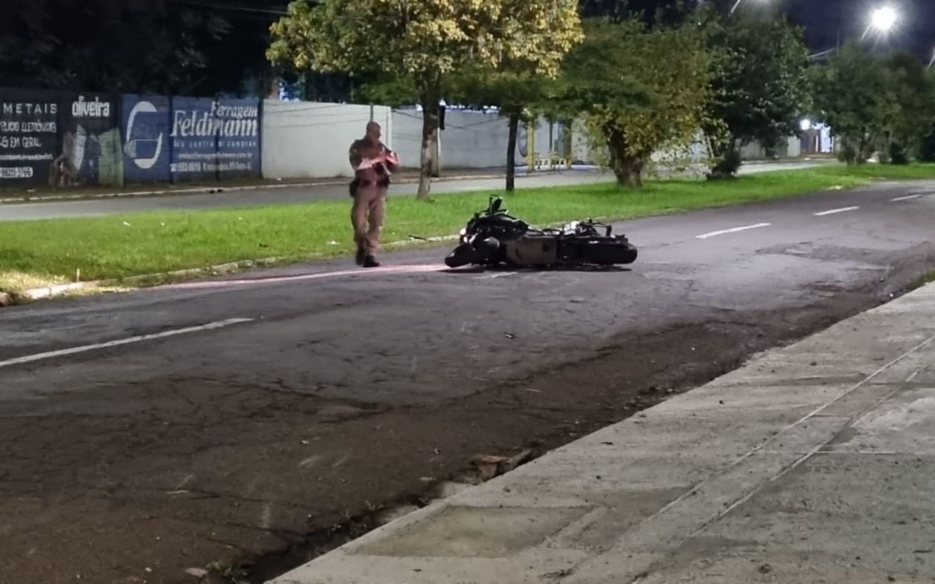 Motociclista morre após acidente; moto parou cerca de 30 metros do corpo, em São Leopoldo