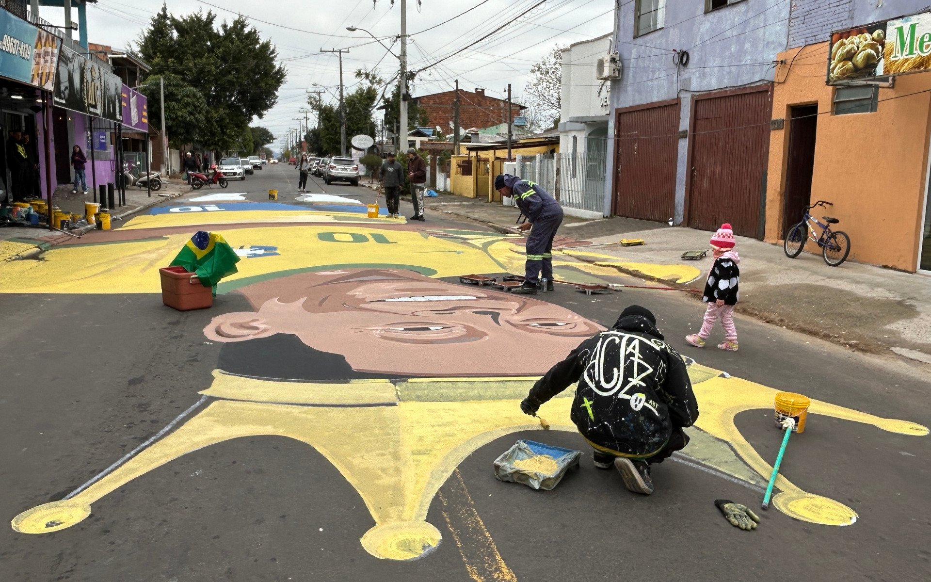 Depois de Neymar, Alisson e Endrick, chegou a vez do rei Pelé ser homenageado com uma a pintura em Novo Hamburgo  | abc+