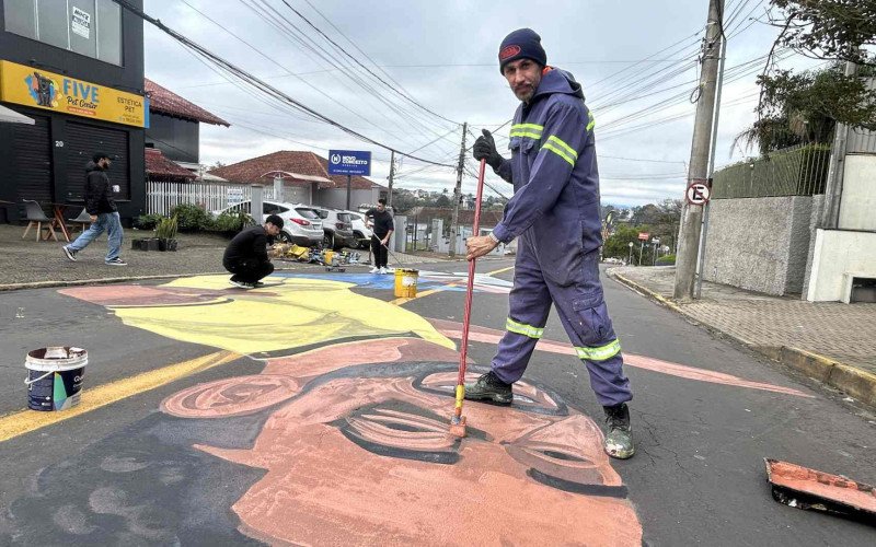 Rafael Jung &eacute; o artista pl&aacute;stico que deu for&ccedil;a ao movimento de pintura de craques no RS