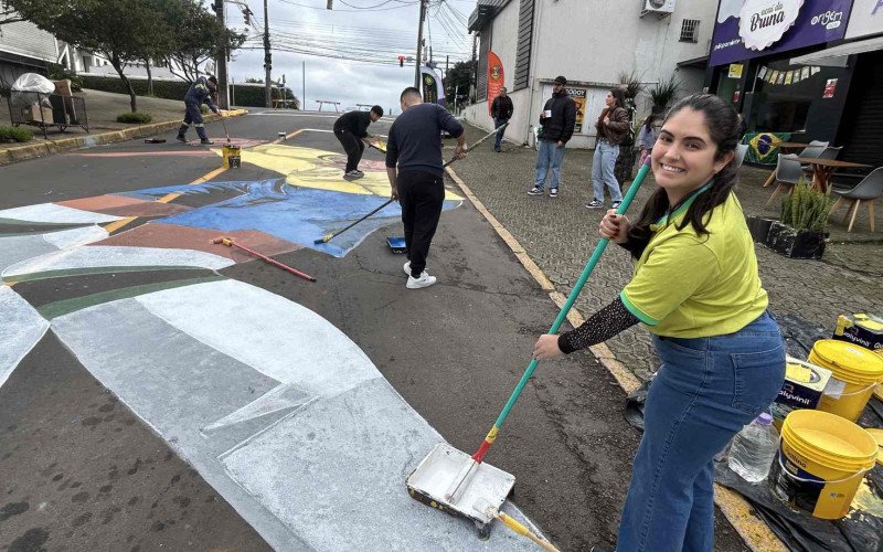 A empres&aacute;ria Bruna foi quem idealizou a pintura de Matheus Cunha no bairro Jardim Mau&aacute;