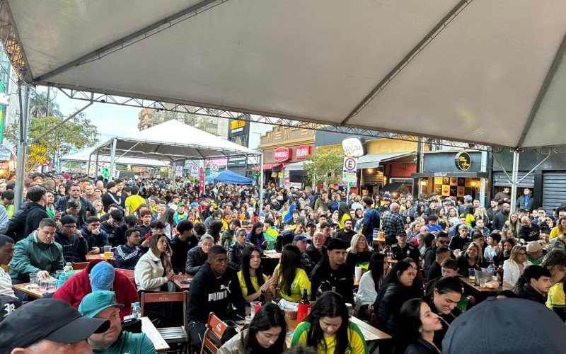 Torcedores na expectativa no início do jogo na Rua Independência