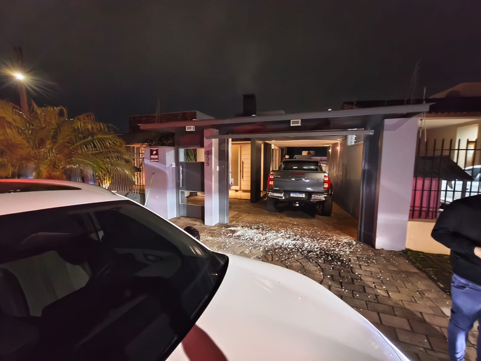 Rajada de tiros no Vale do Sinos: Atirador dispara 10 vezes contra casa e carro e é preso