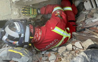 Bombeiros da região ajudam na localização de vítimas em área devastada por terremotos na Venezuela