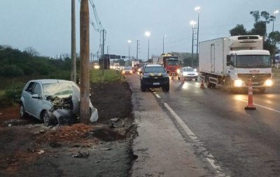 Acidente com morte na BR-290: Carro colide em poste em Porto Alegre