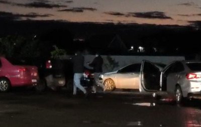 VÍDEO: Dupla é presa por venda de drogas em estacionamento de supermercado em São Leopoldo