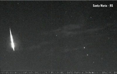 VÍDEO: Câmeras flagram meteoro de brilho intenso cruzando o céu do RS