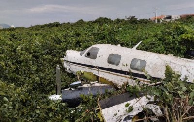 Avião de pequeno porte cai em praia de Santa Catarina; dois homens são resgatados