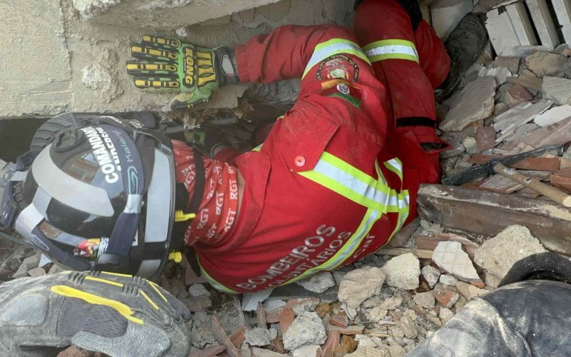 Bombeiros gaúchos em busca de vítimas sobre os escombros do terremoto na Venezuela | abc+